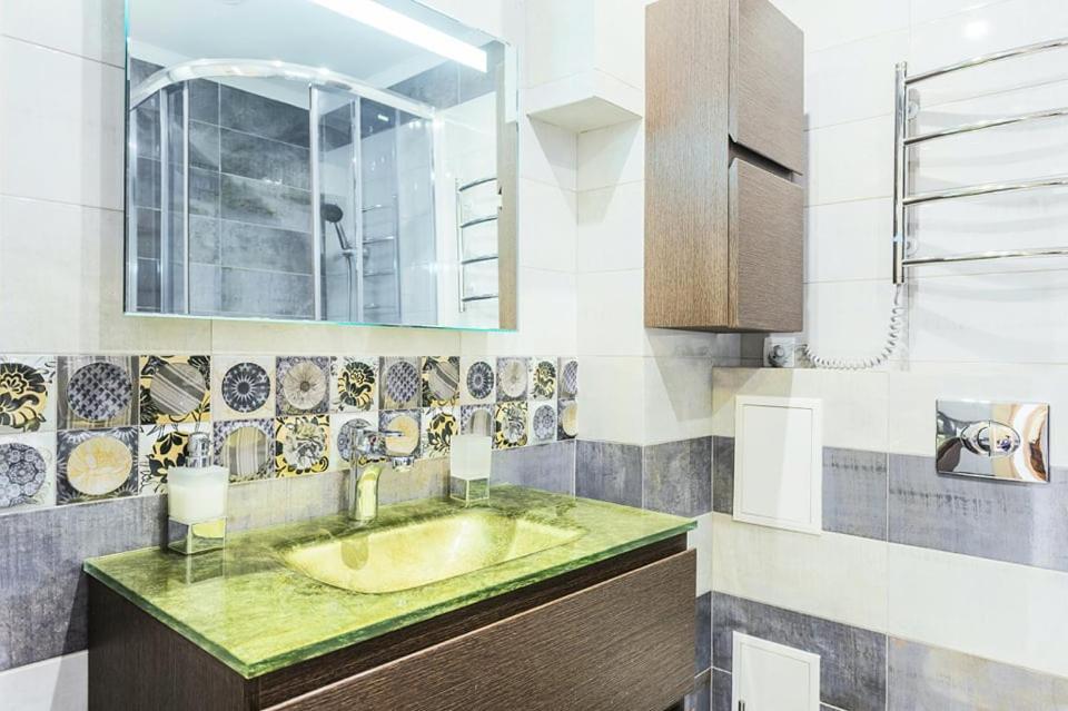 панорамный вид 15 этаж. набережная днепра Apartment *